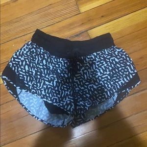 Lululemon black/white pattern hotty hot short